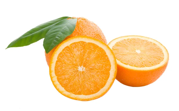 Три апельсина с листьями — стоковое фото