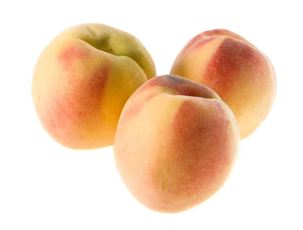 Tre mogna persikor isolerade — Stockfoto