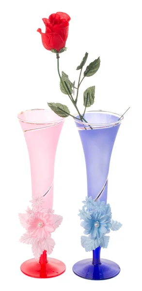 Две свадебные флейты и пластиковая роза — стоковое фото