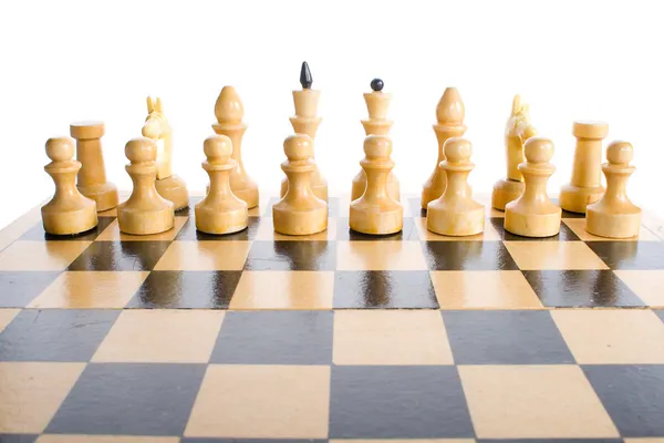 Bílé šachové figurky v počáteční pozici — Stock fotografie