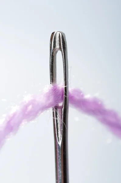 Närbild nål med rosa tråd — Stockfoto