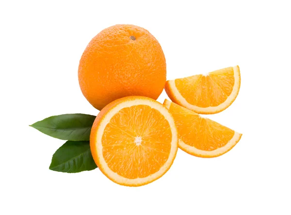 Reife Orangen mit Blättern — Stockfoto