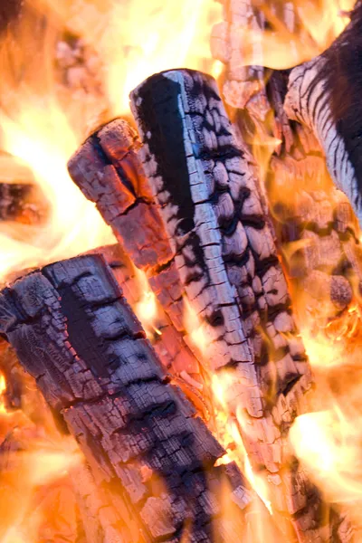 Close-up lenha no fogo — Fotografia de Stock