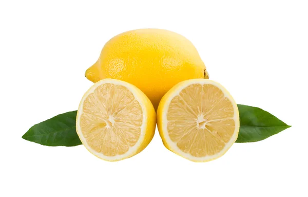 Limão cheio e meio com folhas — Fotografia de Stock