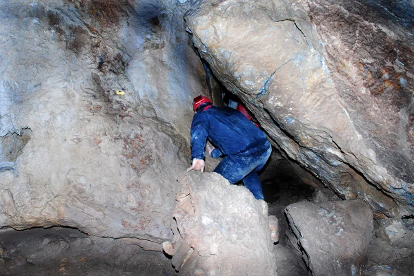 동굴에 남자 — 스톡 사진