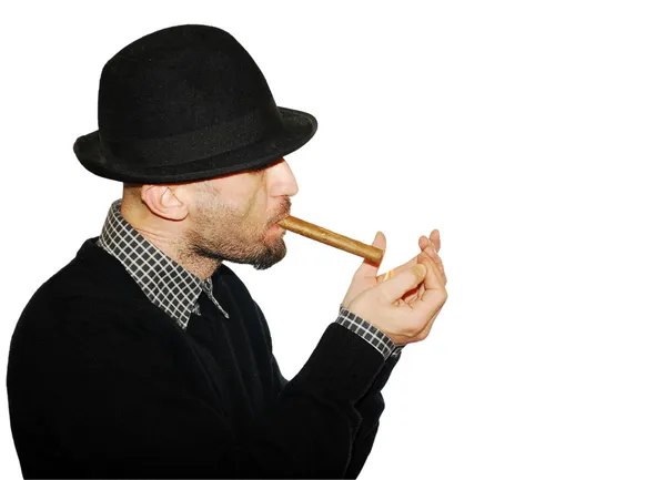 Mannen i svart mössa med cigarr — Stockfoto