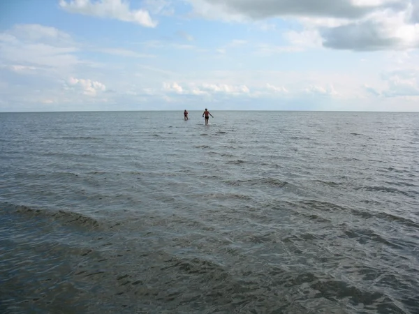 Sea and two men — Stock Photo, Image