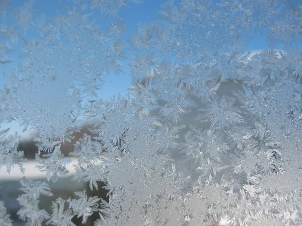 Sneeuw patroon op winter venster — Stockfoto
