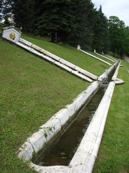 Linha de lagoa decorativa no parque — Fotografia de Stock