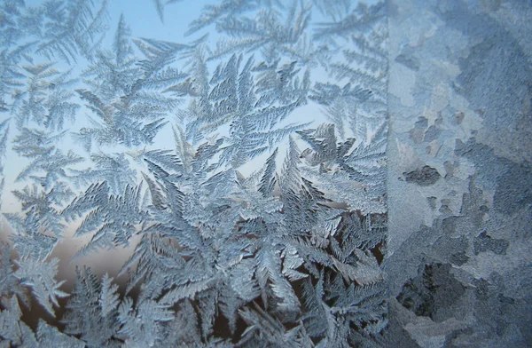 Шаблон снега на зимнем окне — стоковое фото