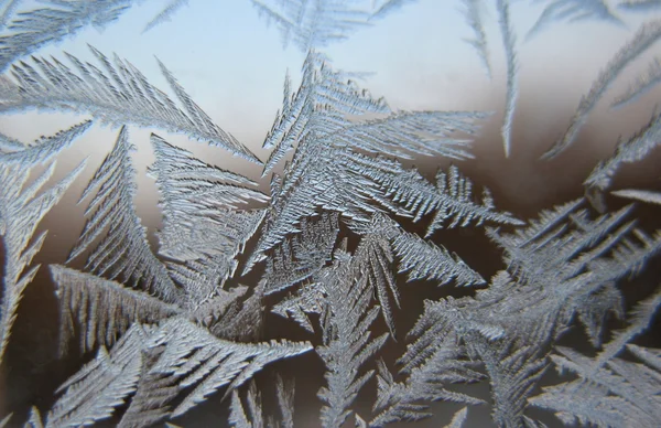 Шаблон снега на зимнем окне — стоковое фото