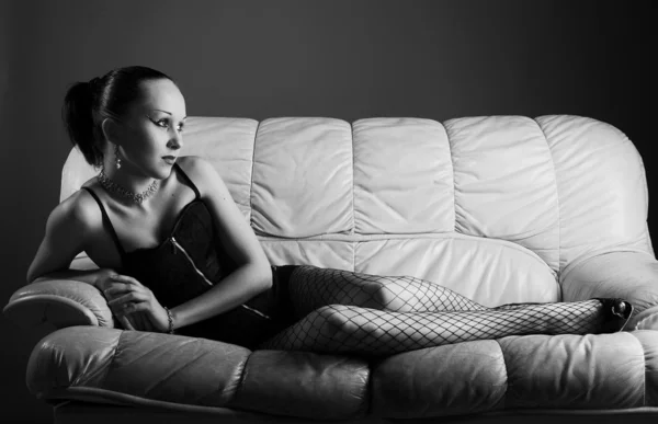 沙发上性感年轻模特的肖像 — 图库照片