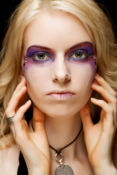 Сексуальная женщина с творческим макияжем — стоковое фото