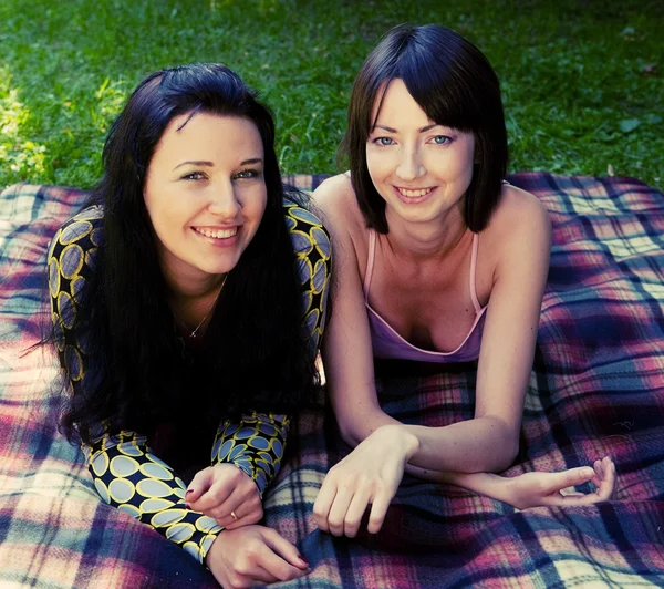 Two girls relaxing in park — Stock Photo, Image