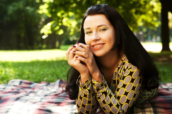 Beautiful young woman reading outdoor — Stock Photo, Image