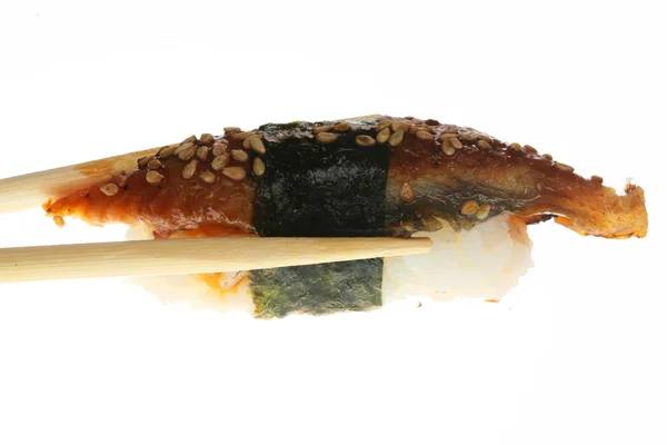 Sushi z pałeczkami strzał na białym — Zdjęcie stockowe