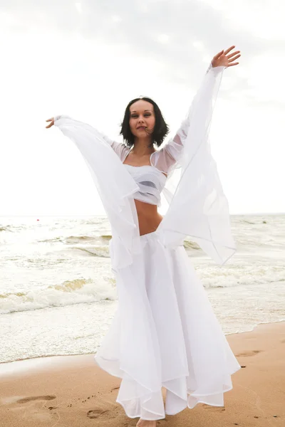 Kvinnan dansar på stranden — Stockfoto