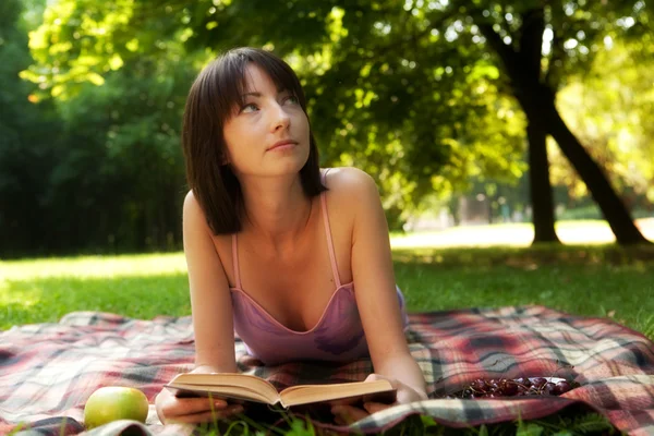 美しい若い女性の屋外読書 — ストック写真