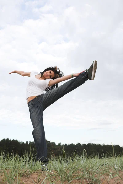 공원에서 점프 하는 아름 다운 여자 — 스톡 사진