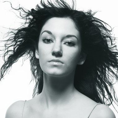 uzun saçlı kadın siyah beyaz resim