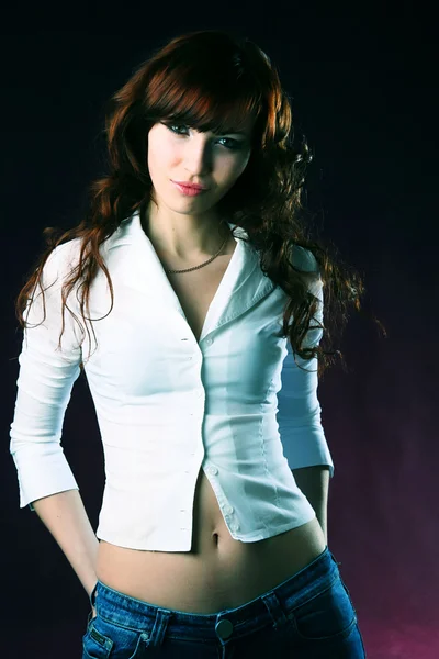 Fehér inget visel a gyönyörű nő portréja — Stock Fotó