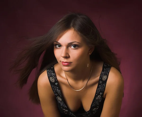 Bir güzel, seksi esmer kız portresi — Stok fotoğraf