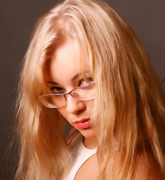 Приваблива блондинка в окулярах — стокове фото