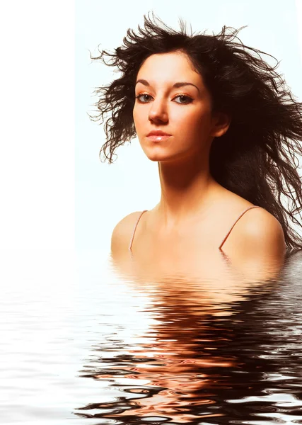 Sexy Brünette Mädchen im Wasser Stockfoto