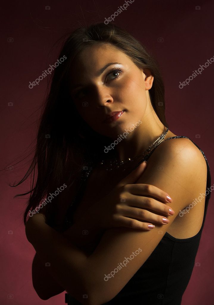 Retrato De Una Hermosa Chica Morena Sexy Con Fotografía De Stock © Kanareva 1736718