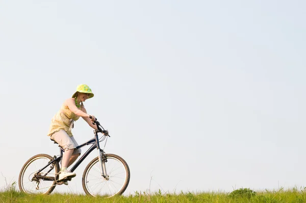 Девушка отдыхает на велосипеде — стоковое фото