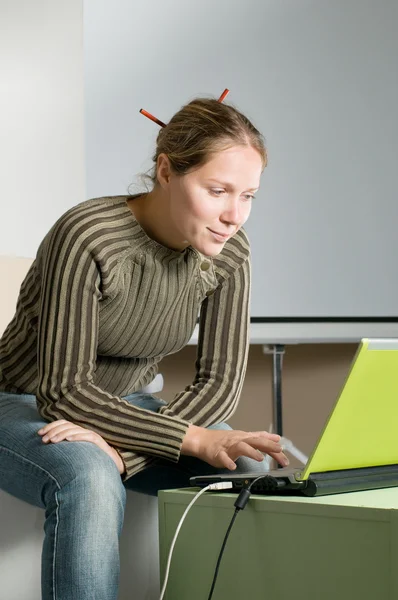 Kvinna med bärbar dator — ストック写真
