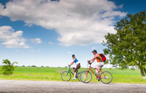 Ciclistas relajarse en bicicleta al aire libre —  Fotos de Stock