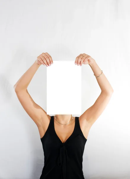 Vrouw met blanco papier — Stockfoto