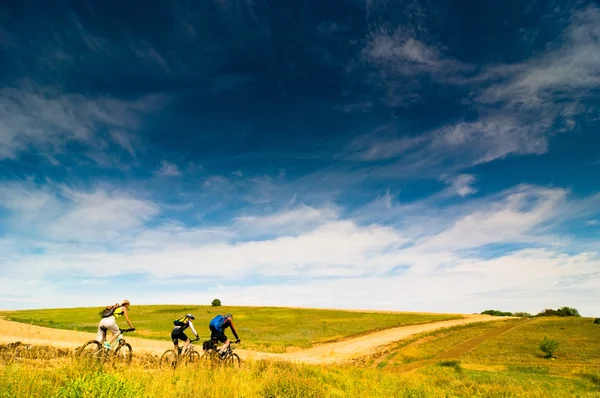 Ciclistas relaxar andar de bicicleta ao ar livre — Fotografia de Stock