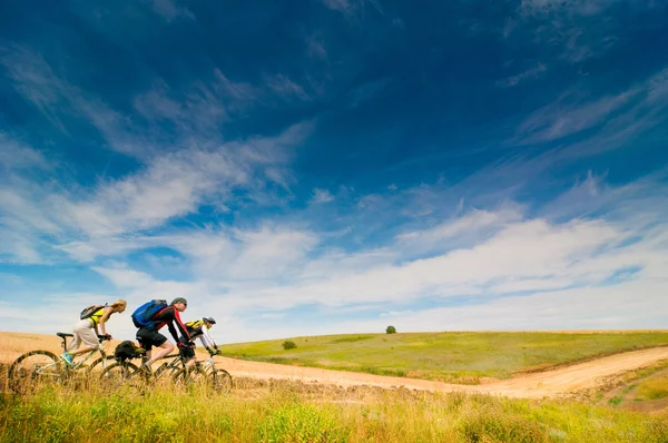 Велосипедисти відпочивають на велосипеді на відкритому повітрі — стокове фото