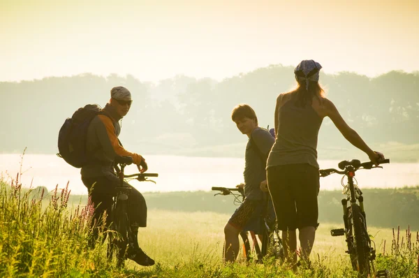 Kerékpárosok pihenni, kerékpározás, kültéri — Stock Fotó