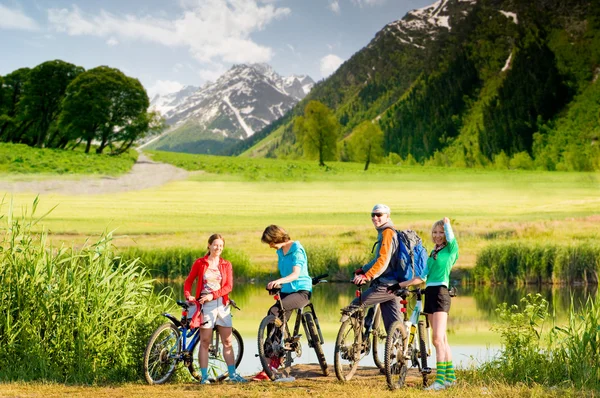 Cyclists biking outdoors — Stock Photo, Image