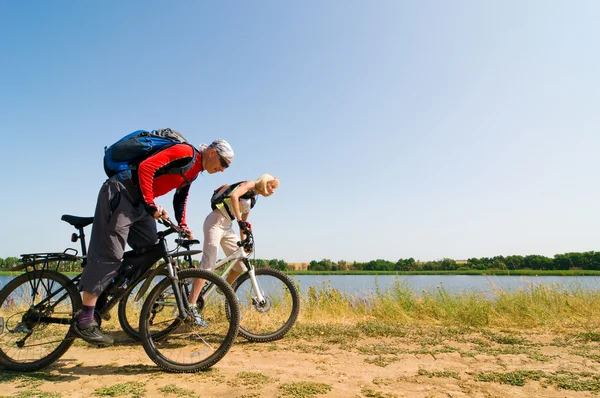 Kerékpárosok pihenni, kerékpározás, kültéri — Stock Fotó