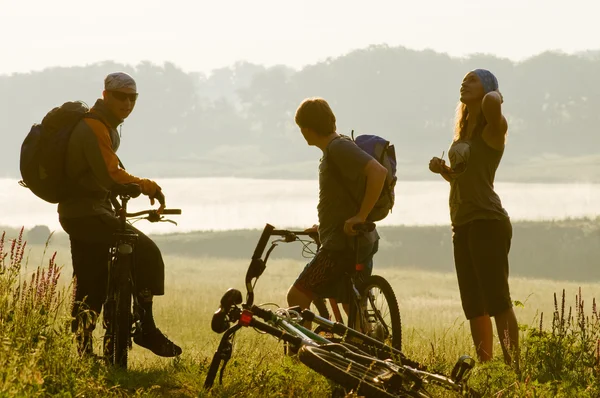 骑自行车者在日落 — 图库照片