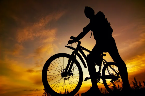 骑自行车的人的剪影 — 图库照片