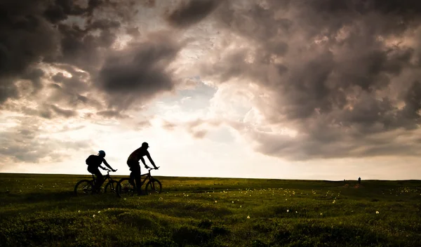放松骑山地自行车 — 图库照片