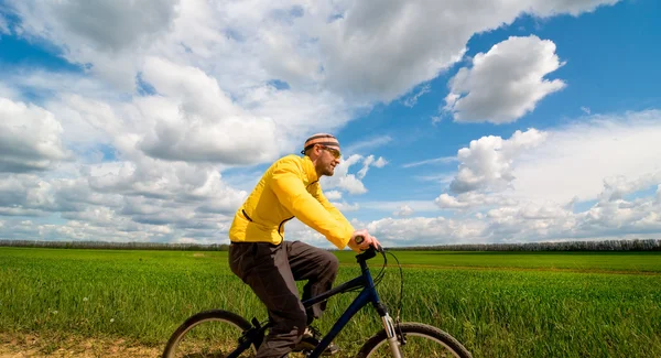 Uomo rilassarsi in bicicletta — Foto Stock