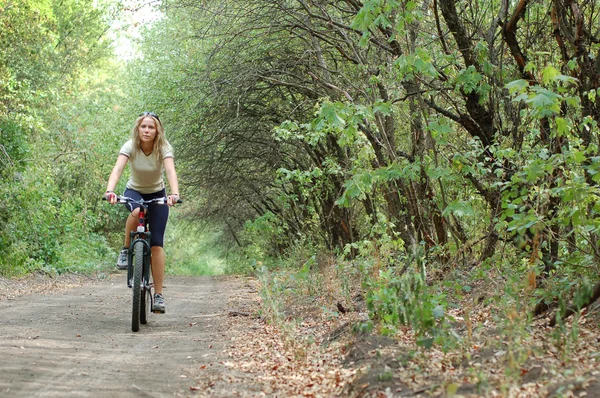 Meisje fietsen — Stockfoto
