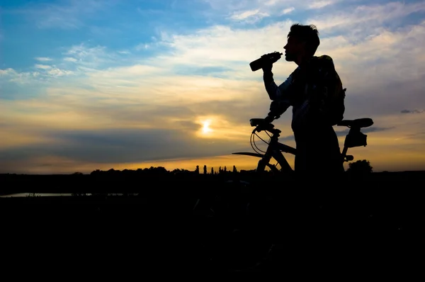 骑自行车的人的剪影 — 图库照片