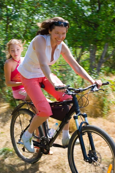 Szczęśliwy jazda na rowerze — Zdjęcie stockowe