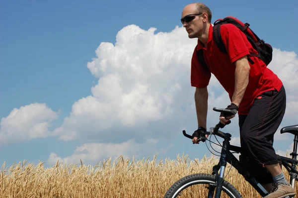 男の自転車に乗ること — ストック写真