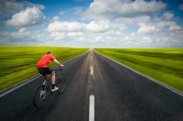 在道路上骑自行车的人 — 图库照片