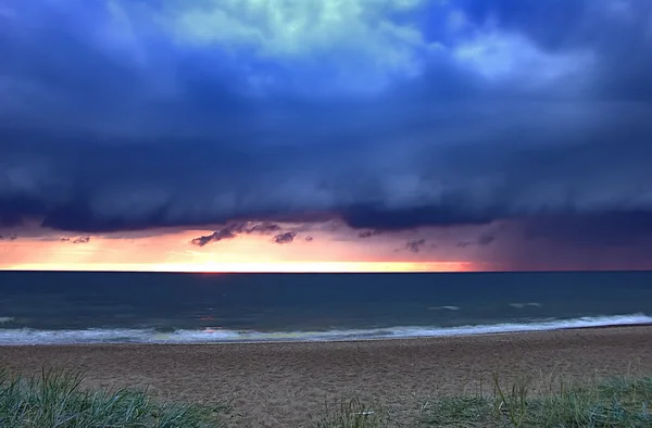 Coucher de soleil sur la mer avec nuages orageux — Photo