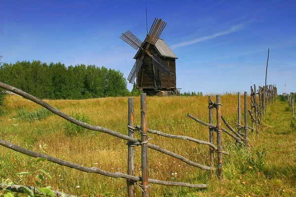 Windmühle unter blauem Himmel — Stockfoto