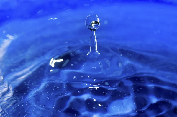 Uma gota de gotejamento de água — Fotografia de Stock